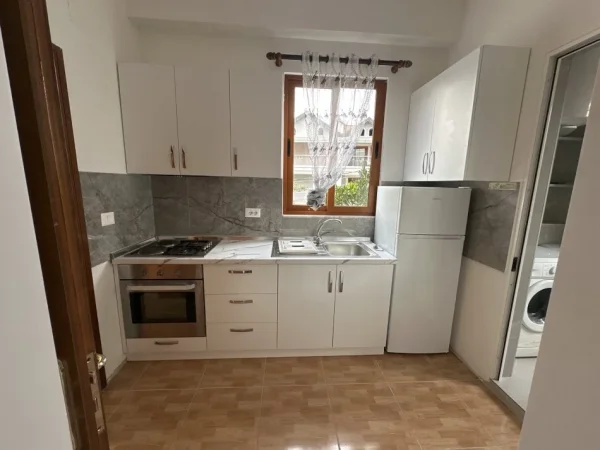 Tirane, jepet me qera Vile 1+1 Kati 2, 40 m² 450 € (rruga at zef pellumbi)