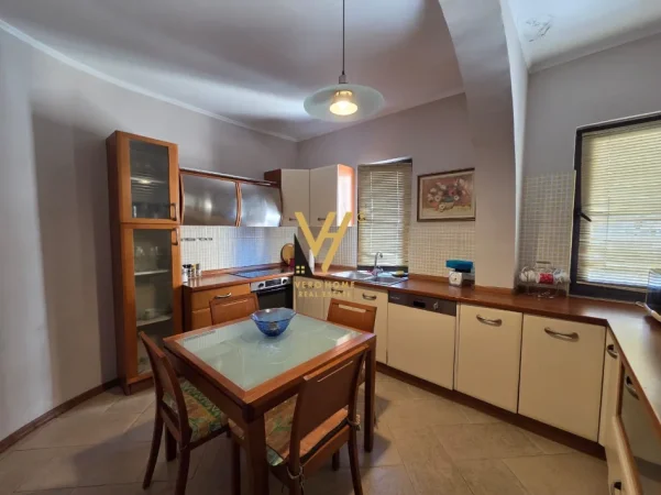 Tirane, jepet me qera apartament 1+1+Ballkon Kati 5, 100 m² 670 € (KOMUNA E PARISIT)