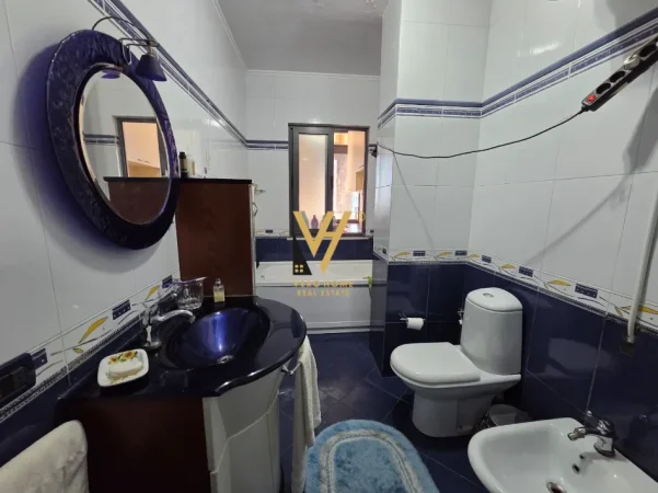 Tirane, jepet me qera apartament 1+1+Ballkon Kati 5, 100 m² 670 € (KOMUNA E PARISIT)