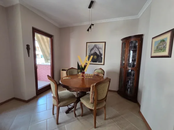 Tirane, jepet me qera apartament 1+1+Ballkon Kati 5, 100 m² 670 € (KOMUNA E PARISIT)
