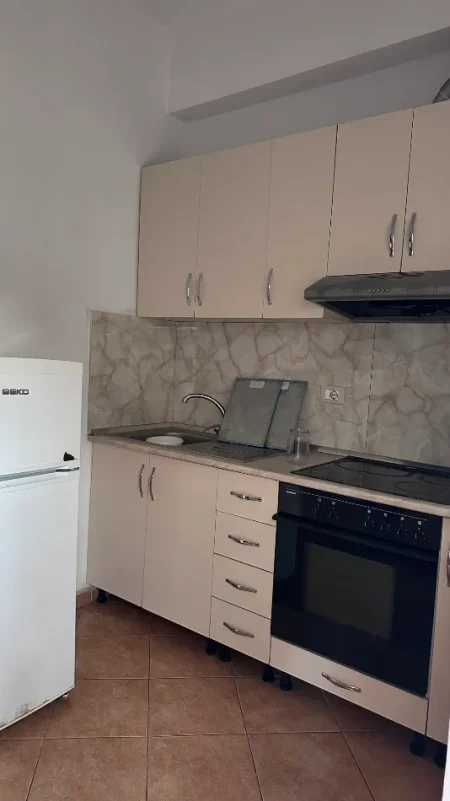 Tirane, jepet me qera shtepi Kati 1, 400 € (rruga at zef pellumbi)