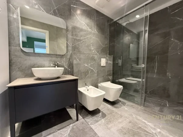 Tirane, jepet me qera apartament 1+1 Kati 1, 63 m² 430 € (Prane Spitalit Ushtarak)