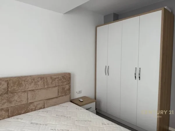 Tirane, jepet me qera apartament 1+1 Kati 1, 63 m² 430 € (Prane Spitalit Ushtarak)