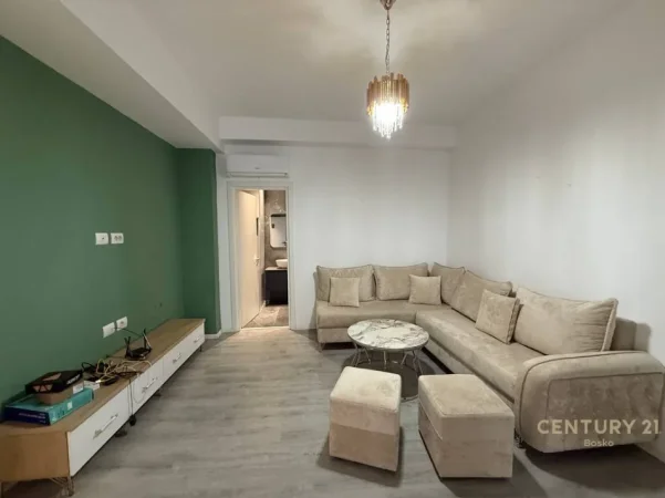 Tirane, jepet me qera apartament 1+1 Kati 1, 63 m² 430 € (Prane Spitalit Ushtarak)