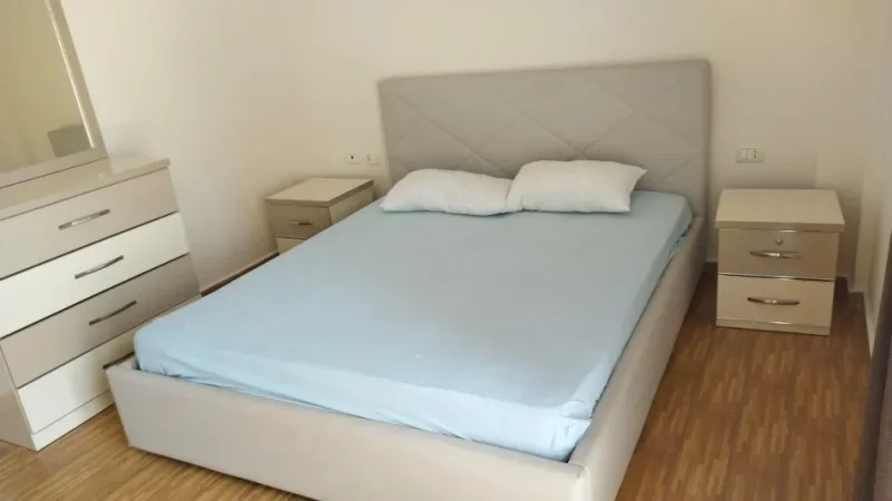 Tirane, jepet me qera apartament 1+1+Aneks+Ballkon Kati 5, 75 m² 500 € (komuna e parisit)