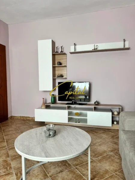 Tirane, jepet me qera apartament 1+1 Kati 3, 60 m² 450 € (XHAMLLIKU)