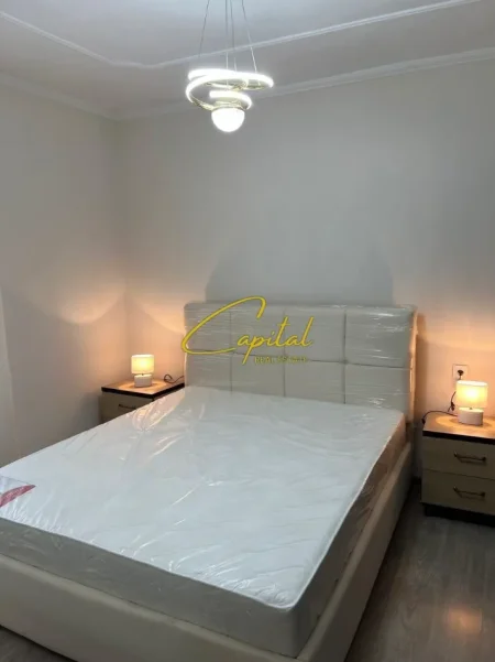 Tirane, jepet me qera apartament 1+1 Kati 3, 60 m² 450 € (XHAMLLIKU)