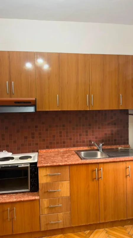 Tirane, jepet me qera apartament 1+1 Kati 4, 40 m² 380 € (Myslym Shyri prane Rozafes)