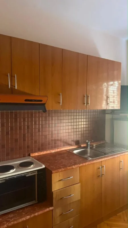 Tirane, jepet me qera apartament 1+1 Kati 4, 40 m² 380 € (Myslym Shyri prane Rozafes)