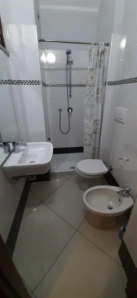 Tirane, jepet me qera garsonier 1+1 Kati 1, 45 m² 300 € (Kinostudio)