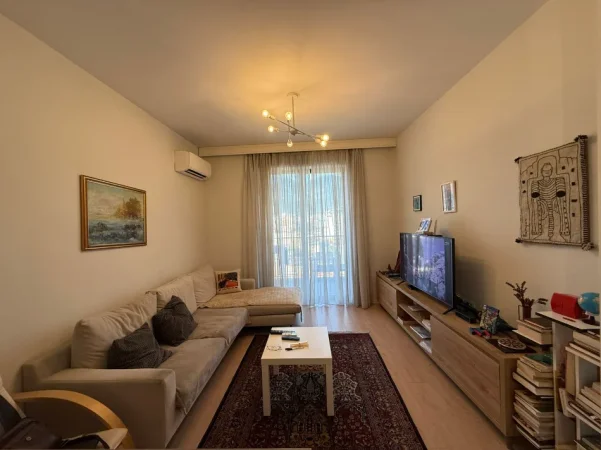 Tirane, jepet me qera apartament 1+1+Aneks+Ballkon , 600 € (kinostudio , porcelan)