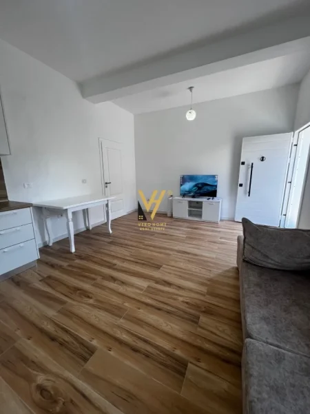 Tirane, jepet me qera shtepi 2+1+Ballkon Kati 0, 100 m² 520 € (PASKUQAN)