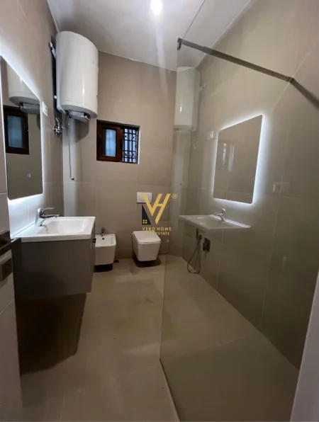 Tirane, jepet me qera shtepi 2+1+Ballkon Kati 0, 100 m² 520 € (PASKUQAN)