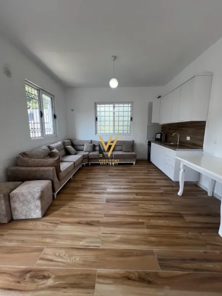 Tirane, jepet me qera shtepi 2+1+Ballkon Kati 0, 100 m² 520 € (PASKUQAN)