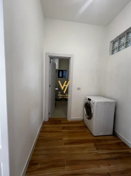Tirane, jepet me qera shtepi 2+1+Ballkon Kati 0, 100 m² 520 € (PASKUQAN)