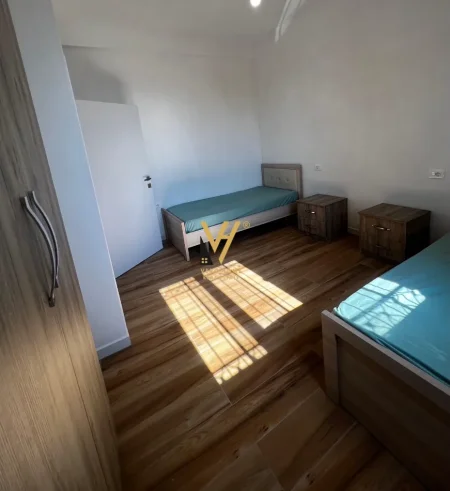 Tirane, jepet me qera shtepi 2+1+Ballkon Kati 0, 100 m² 520 € (PASKUQAN)