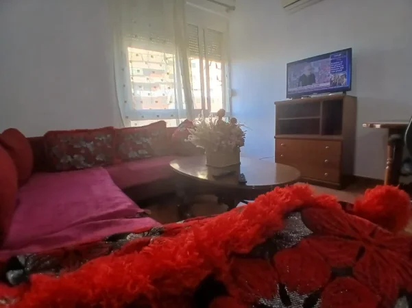 Tirane, jepet me qera apartament 1+1 Kati 4, 60 m² 450 € (Pazari i ri prane zyres se punes)