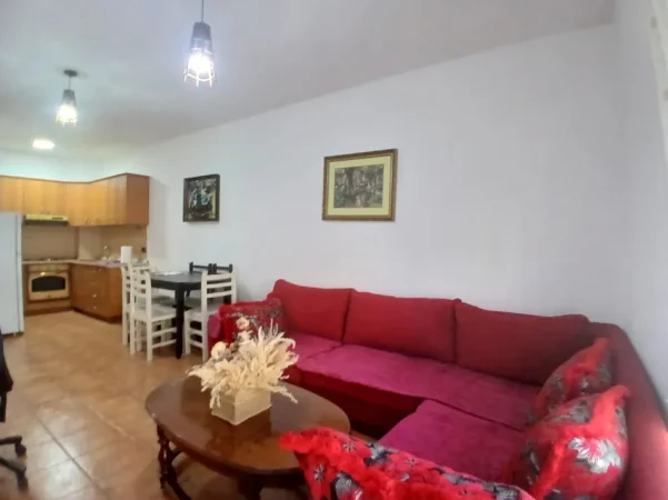 Tirane, jepet me qera apartament 1+1 Kati 4, 60 m² 450 € (Pazari i ri prane zyres se punes)