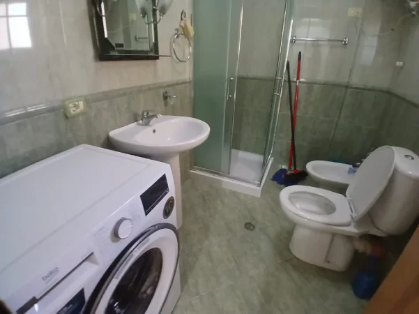 Tirane, jepet me qera apartament 1+1 Kati 4, 60 m² 450 € (Pazari i ri prane zyres se punes)