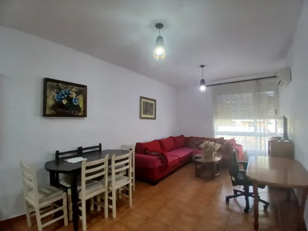 Tirane, jepet me qera apartament 1+1 Kati 4, 60 m² 450 € (Pazari i ri prane zyres se punes)