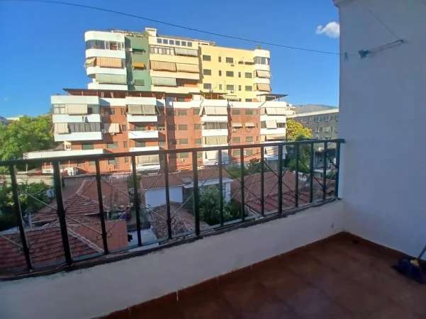 Tirane, jepet me qera apartament 1+1 Kati 4, 60 m² 450 € (Pazari i ri prane zyres se punes)