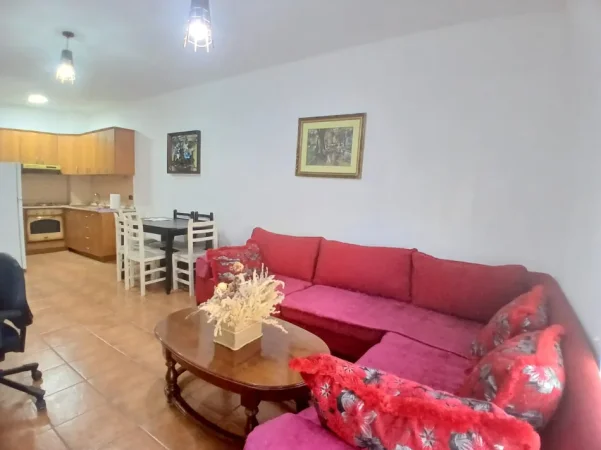 Tirane, jepet me qera apartament 1+1 Kati 4, 60 m² 450 € (Pazari i ri prane zyres se punes)
