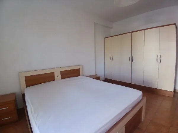 Tirane, jepet me qera apartament 1+1 Kati 4, 60 m² 450 € (Pazari i ri prane zyres se punes)