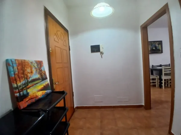Tirane, jepet me qera apartament 1+1 Kati 4, 60 m² 450 € (Pazari i ri prane zyres se punes)