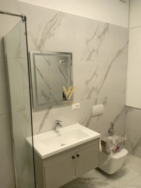 Tirane, jepet me qera zyre Kati 2, 60 m² 720 € (LIQENI ARTIFICIAL)