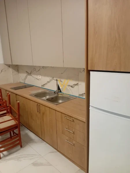 Tirane, jepet me qera zyre Kati 2, 60 m² 720 € (LIQENI ARTIFICIAL)