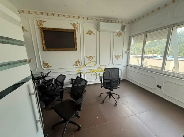 Tirane, jepet me qera ambjent biznesi Kati 5, 240 m² 2.300 € (RRUGA FERIT XHAJKO)