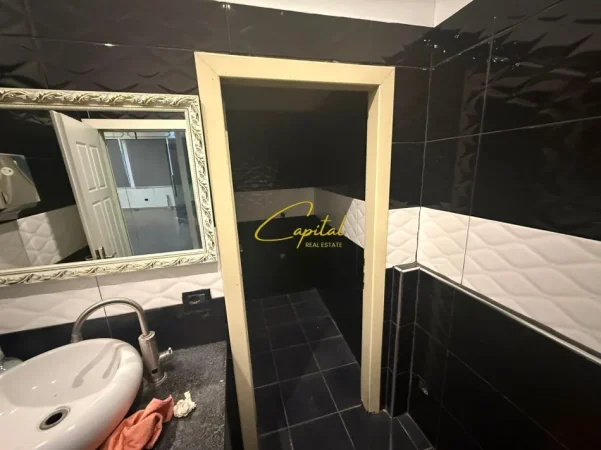 Tirane, jepet me qera ambjent biznesi Kati 5, 240 m² 2.300 € (RRUGA FERIT XHAJKO)