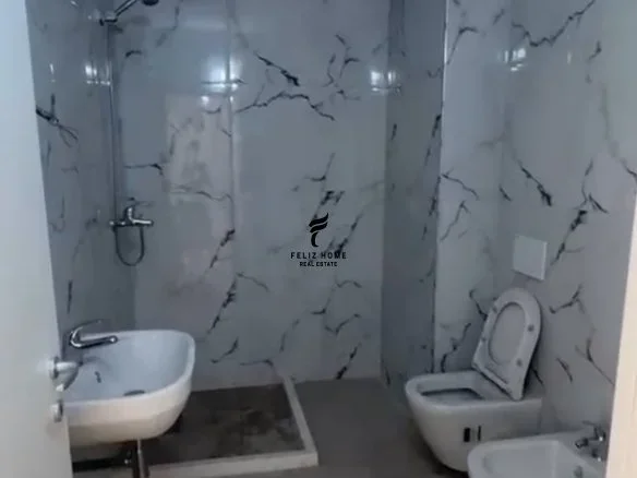 Tirane, jepet me qera zyre Kati 5, 80 m² 630 € (RRUGA E DIBRES)