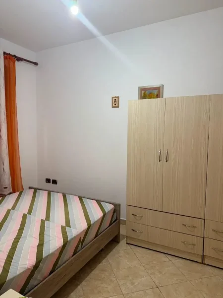 Tirane, jepet me qera apartament 1+1 Kati 1, 50 m² 300 € (Rruga Isuf Gjinali)