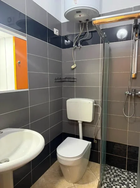 Tirane, jepet me qera apartament 1+1 Kati 1, 50 m² 300 € (Rruga Isuf Gjinali)