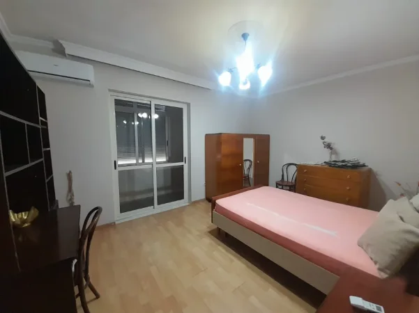 Tirane, jepet me qera Apartament 2+1,kati 3, Mobiluar, Çmimi 60.000 Lekë të Reja, tek Rruga Elbasanit, Tiranë.