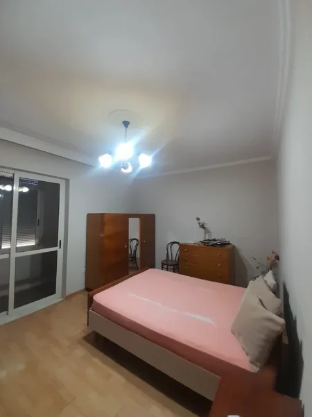 Tirane, jepet me qera Apartament 2+1,kati 3, Mobiluar, Çmimi 60.000 Lekë të Reja, tek Rruga Elbasanit, Tiranë.