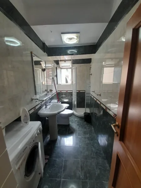 Tirane, jepet me qera Apartament 2+1,kati 3, Mobiluar, Çmimi 60.000 Lekë të Reja, tek Rruga Elbasanit, Tiranë.