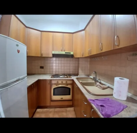 Tirane, jepet me qera apartament 1+1+Ballkon Kati 4, 70 m² 450 € (Hoxha tasim)