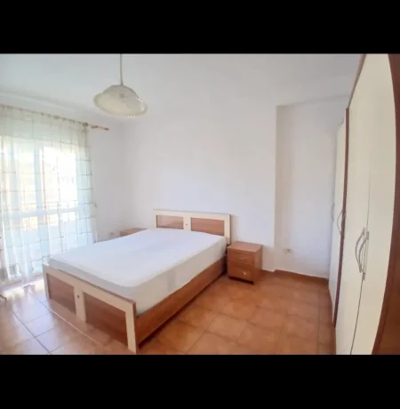 Tirane, jepet me qera apartament 1+1+Ballkon Kati 4, 70 m² 450 € (Hoxha tasim)