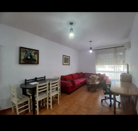 Tirane, jepet me qera apartament 1+1+Ballkon Kati 4, 70 m² 450 € (Hoxha tasim)