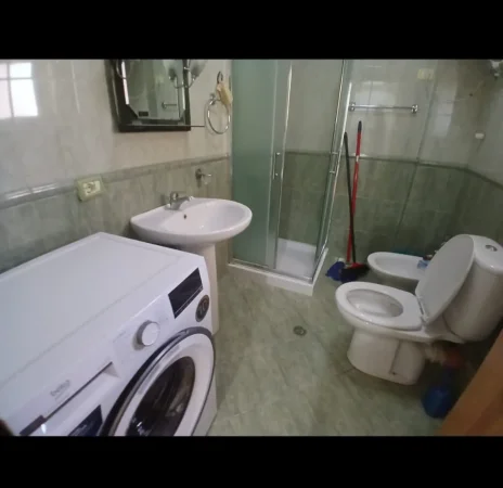 Tirane, jepet me qera apartament 1+1+Ballkon Kati 4, 70 m² 450 € (Hoxha tasim)