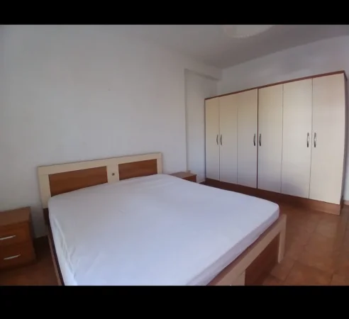 Tirane, jepet me qera apartament 1+1+Ballkon Kati 4, 70 m² 450 € (Hoxha tasim)