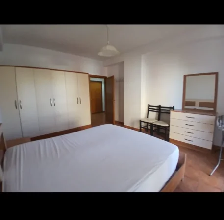 Tirane, jepet me qera apartament 1+1+Ballkon Kati 4, 70 m² 450 € (Hoxha tasim)