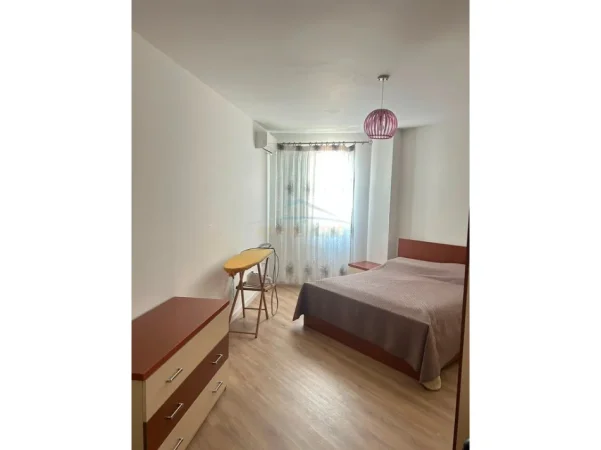 Tirane, jepet me qera apartament 2+1+Ballkon Kati 5, 100 m² 550 € (Misto Mame)