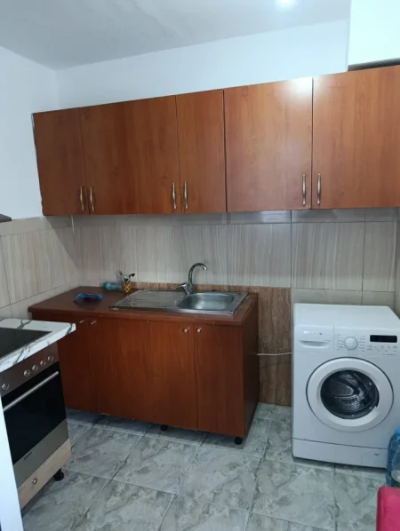 Tirane, jepet me qera apartament Studio Kati 1, 30 m² 300 € (Shkolla Bashkuar)