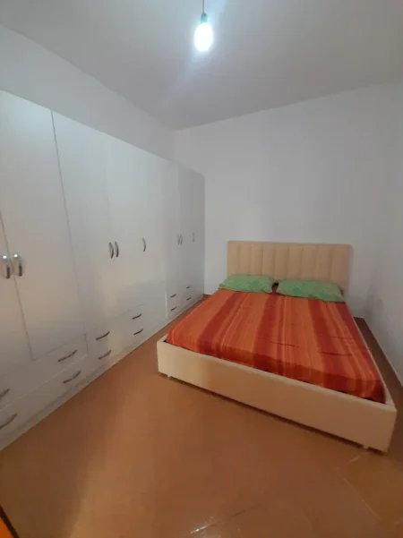Tirane, jepet me qera Banesë 2+1, Mobiluar,Kati 2, Çmimi 45.000 Lekë të Reja tek Bulevardi i Ri, Tiranë)