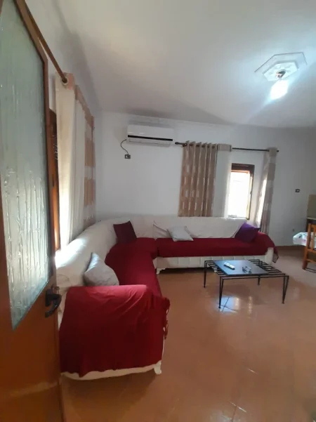Tirane, jepet me qera Banesë 2+1, Mobiluar,Kati 2, Çmimi 45.000 Lekë të Reja tek Bulevardi i Ri, Tiranë)