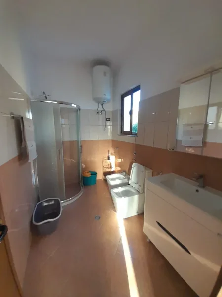 Tirane, jepet me qera Banesë 2+1, Mobiluar,Kati 2, Çmimi 45.000 Lekë të Reja tek Bulevardi i Ri, Tiranë)