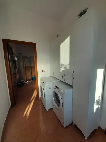 Tirane, jepet me qera Banesë 2+1, Mobiluar,Kati 2, Çmimi 45.000 Lekë të Reja tek Bulevardi i Ri, Tiranë)